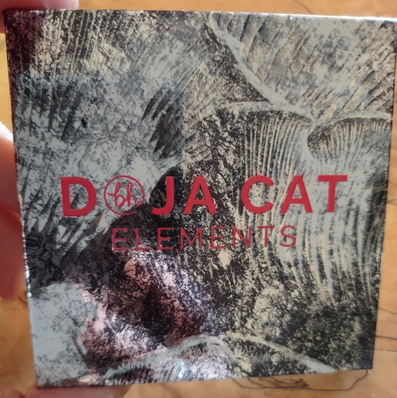 DOJA CAT ELEMENTS Quad Eyeshadow Pallet - Picture 2 of 7